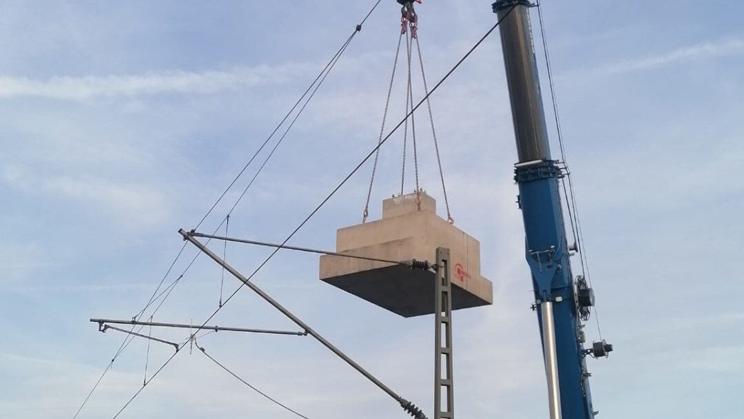 Ein Fundament für das Bahnsteigdach hängt am Seil des mobilen Krans. (Foto: DB InfraGO AG)