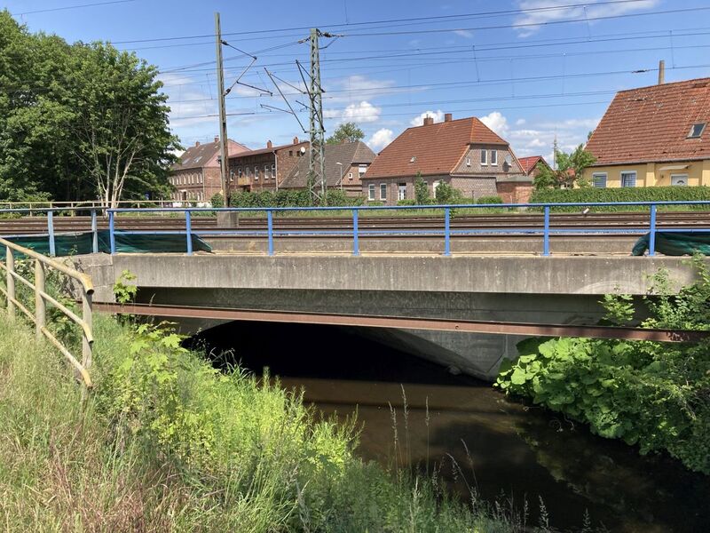Die bestehende Eisenbahnbrücke über den Ludwigsluster Kanal in Bahnhofsnähe, die aufgrund ihres Alters durch ein neues Bauwerk ersetzt wird.