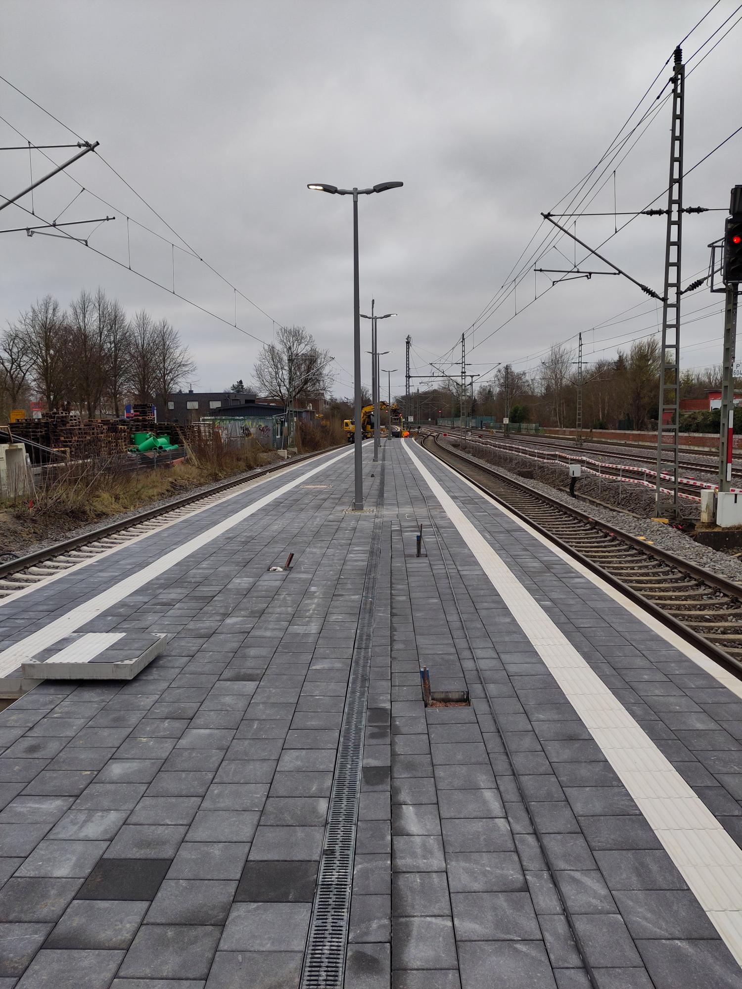 Bahnsteig am Bahnhof Schwarzenbek mit verlängertem Bahnsteig und neuem taktilen Wegeleitsystem